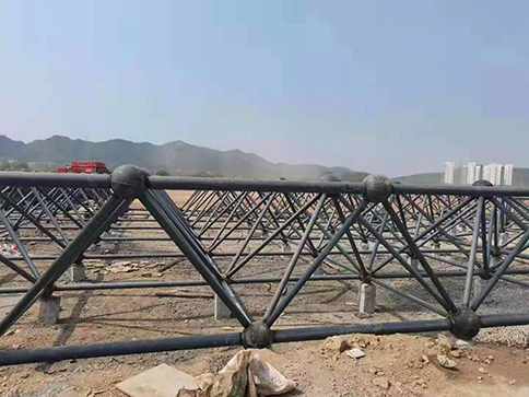 特大型跨线火车站房屋盖钢网架高空滑移及卸载技术